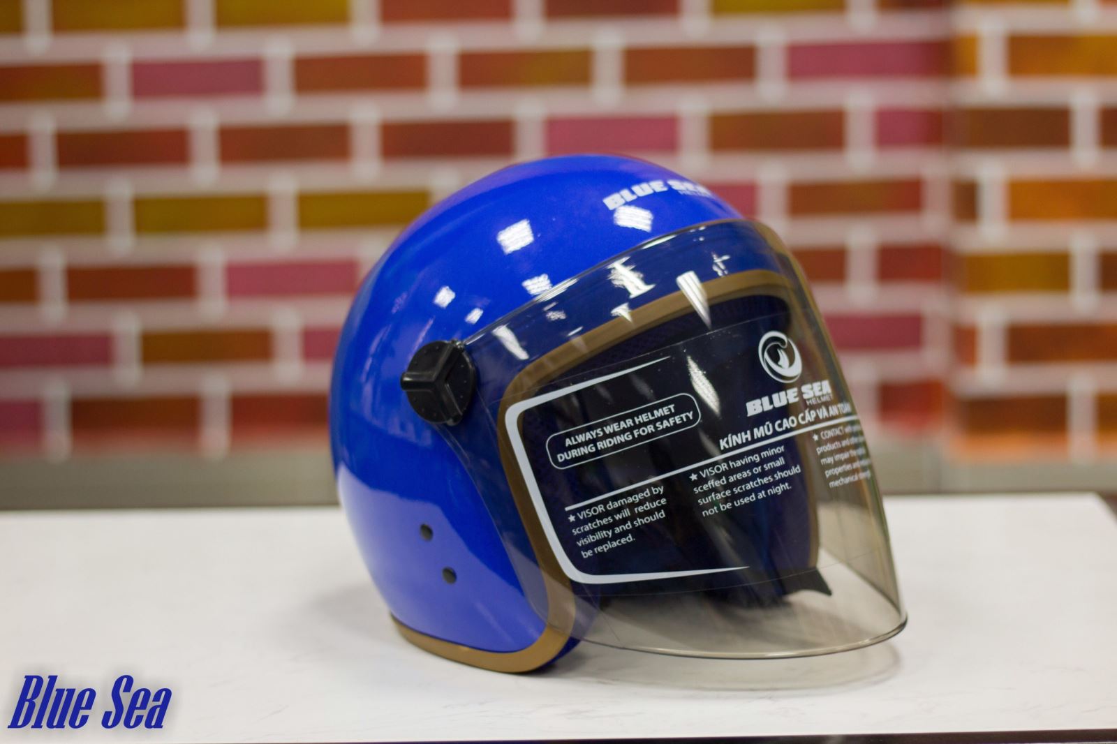 Đặt mũ bảo hiểm